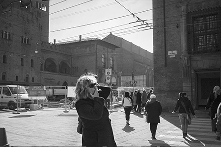 Femme fumme, Bologne, Italie